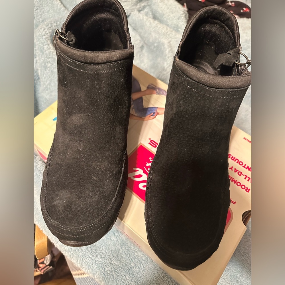 Sketchers size 11 black suede booties